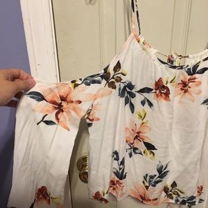 Cut out shoulder flowy croptop